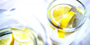 Медики рассказали о полезных свойствах воды с лимонным соком