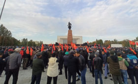 На митинге в Бишкеке началась стрельба