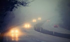Автоэксперт рассказал, как правильно действовать при езде в тумане