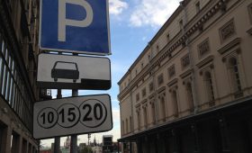 Дептранс Москвы предупредил о временных ограничениях при оплате парковки через SMS