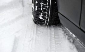 Опрос: Каждый третий российский водитель не меняет шины до первого снега