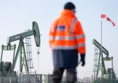 Эксперты сообщили о риске снижения добычи нефти в России на 50–80 млн т»/>