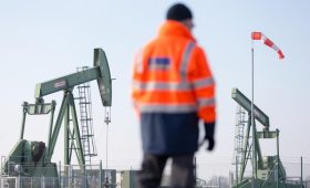 Эксперты сообщили о риске снижения добычи нефти в России на 50–80 млн т»/>