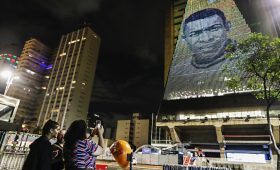 Траурные огни «Мараканы»: Бразилия скорбит по Пеле