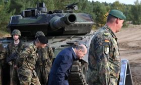 FT сообщила о «шольцинге» в переговорах о поставках Украине танков»/>