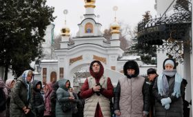 Верующие заблокировали работу комиссии в Киево-Печерской лавре»/>