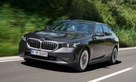 Подзаряжаемая гибридная «пятёрка» BMW: седан дебютировал в двух версиях мощностью 299 и 489 л.с.