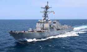 Эсминец ВМС США подвергся ракетной атаке в Аравийском море»/>
