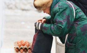 Где в России яйца подорожали меньше всего и почему»/>