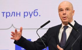 Силуанов заявил об отсутствии планов менять отсечку по нефти на трехлетку»/>