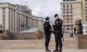 В Госдуме предложили ужесточить ответственность для россиян за рубежом»/>