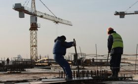 Хуснуллин допустил остановку ввода жилья из-за «тревожного фактора»»/>