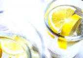 Медики рассказали о полезных свойствах воды с лимонным соком