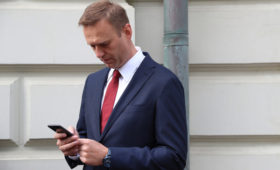 Главы МИД ЕС договорились ввести санкции из-за отравления Навального