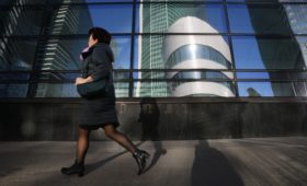 Российский бизнес стал в два раза чаще искать сотрудников по знакомству