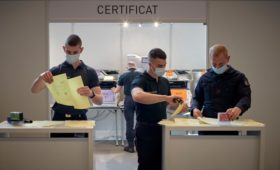 Европарламент утвердил введение COVID-сертификатов