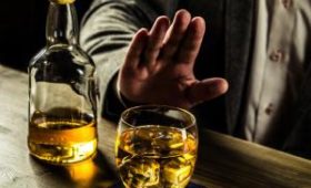 Медики напомнили, как алкоголь влияет на состояние кожи
