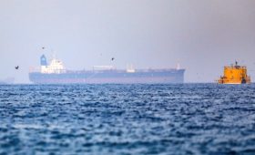Британские военные заявили об освобождении танкера в Оманском заливе»/>