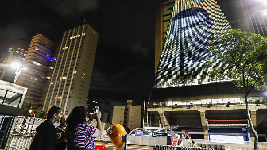Траурные огни «Мараканы»: Бразилия скорбит по Пеле