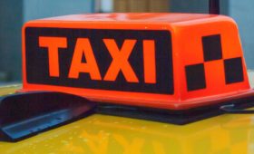 За руль такси в России допустят после экзамена на знание города и без судимостей