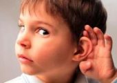 Глухота в младенчестве может повлиять на невербальное общение