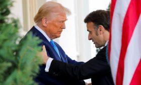 BFMTV узнал о роли Макрона в отказе от отмены встречи Трампа с Зеленским»/>