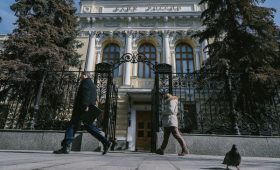 Reuters узнал, что ЦБ предупредил об обрушении цен на нефть, как в 1980-е»/>