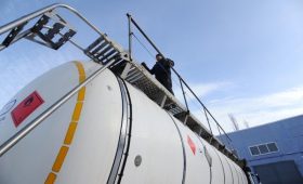 В Госдуме подготовят ужесточение контроля за оборотом этилового спирта»/>