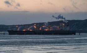 Эксперты описали стратегию российского СПГ на фоне риска эмбарго Европы»/>