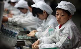 В США спрогнозировали рост цен на iPhone втрое при переносе производства»/>