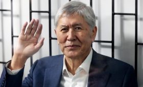 Экс-президента Киргизии Атамбаева признали виновным, но не наказали»/>