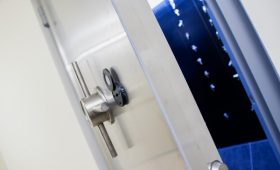 Песков сообщил о планах продлить обязательную продажу валютной выручки»/>