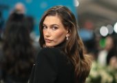 Модель Хейли Бибер продала свой косметический бренд за $1 млрд»/>