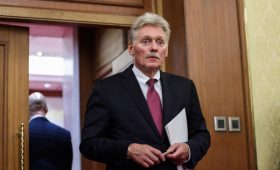 Песков рассказал, каким компаниям будет дорого вернуться в Россию»/>